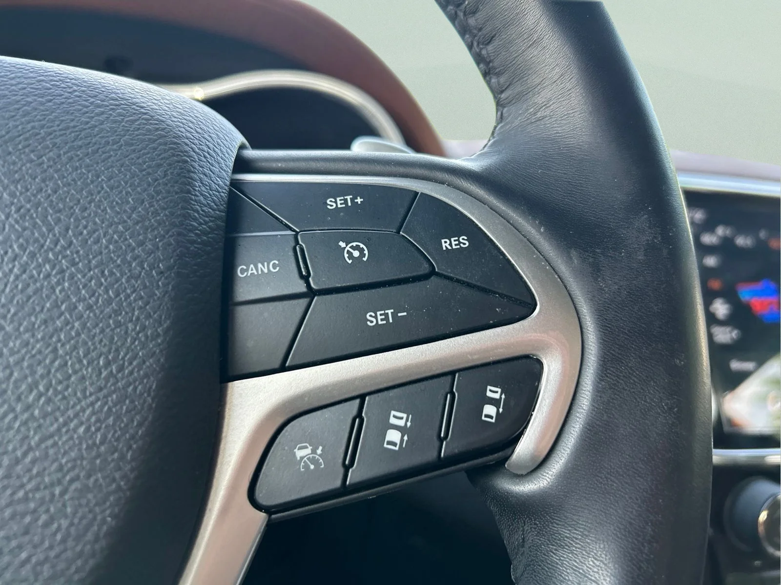 Used 2021 Ivory Jeep Summit image 25