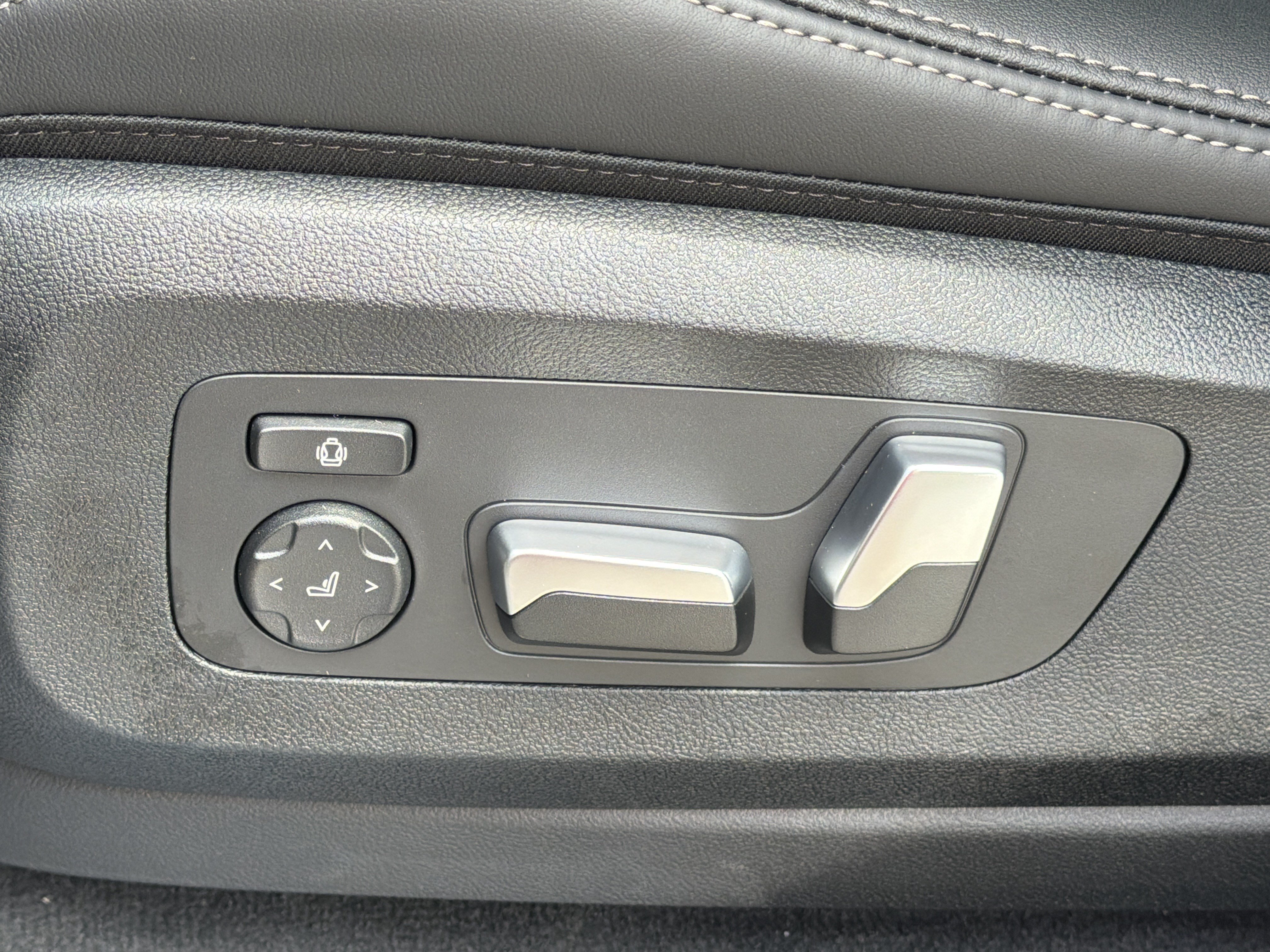 New 2026 Carbon Black Metallic BMW sDrive40i image 19
