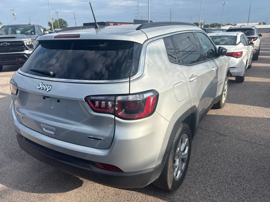 Used 2024 Silver Jeep Latitude image 12
