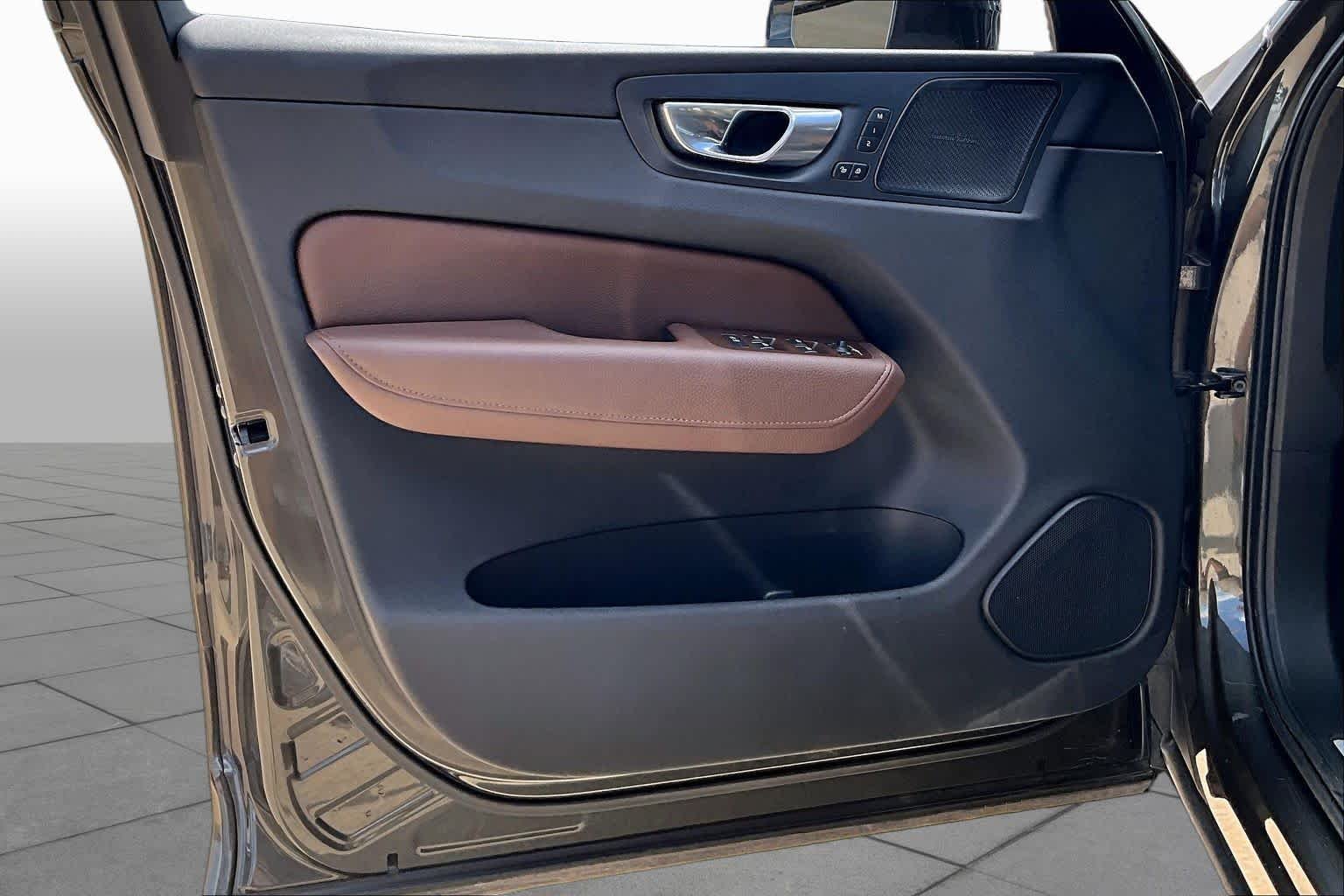 Used 2020 Pine Grey Metallic Volvo Momentum image 26