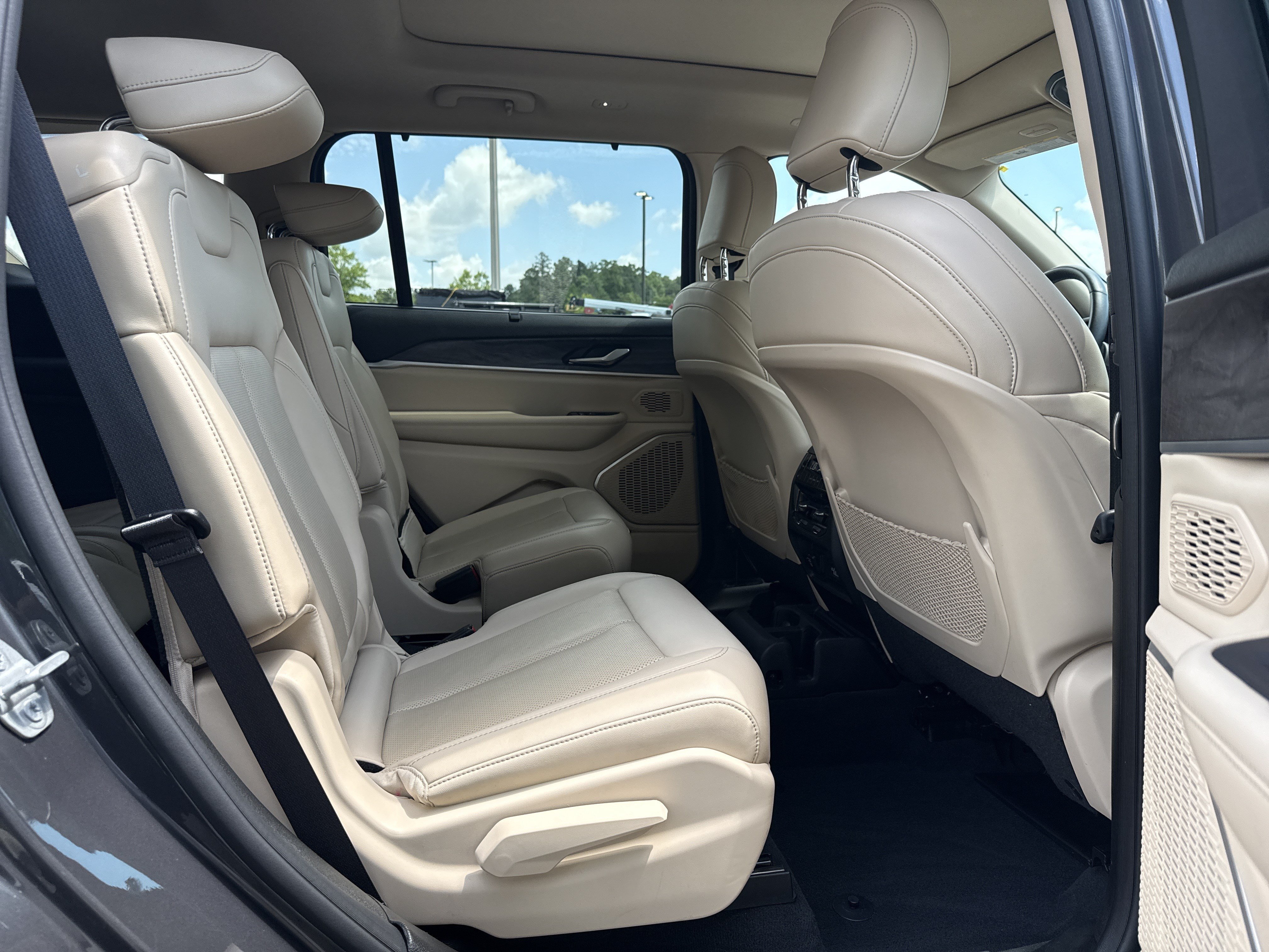 Used 2022 Baltic Gray Metallic Clearcoat Jeep Limited image 17