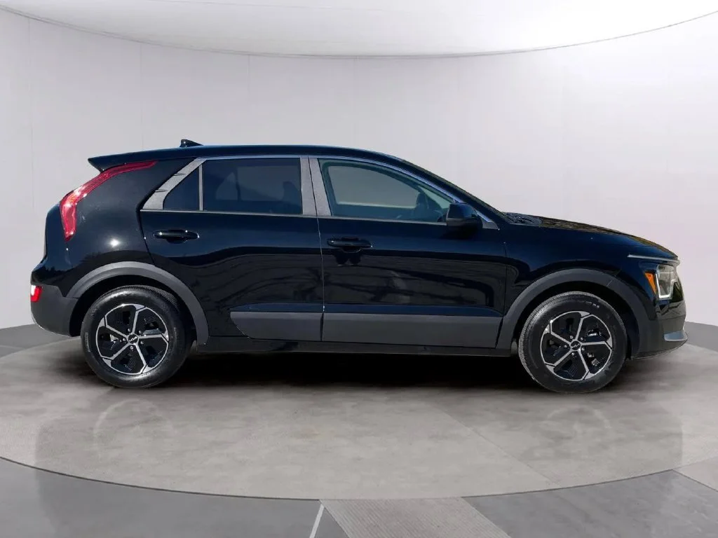 Used 2025 Aurora Black Pearl Kia LX image 6
