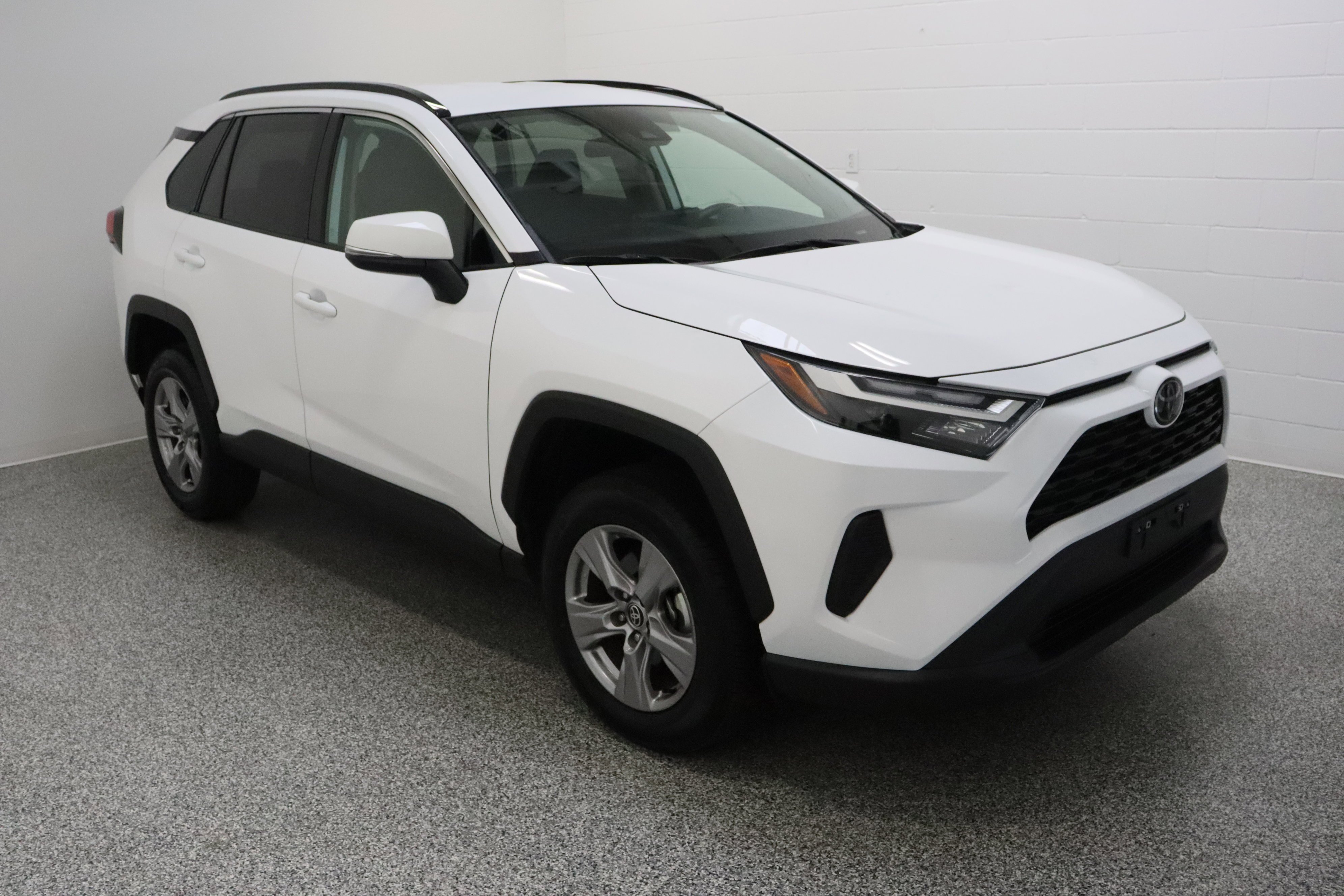 Used 2025 Ice Cap Toyota XLE 2.5L image 4