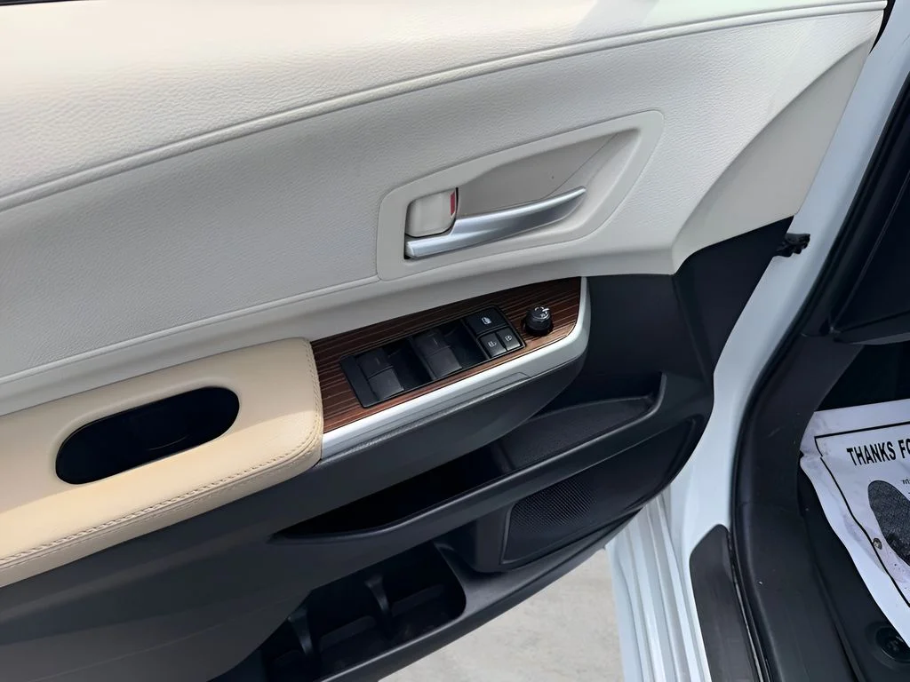 Used 2022 Wind Chill Pearl Toyota XLE image 18