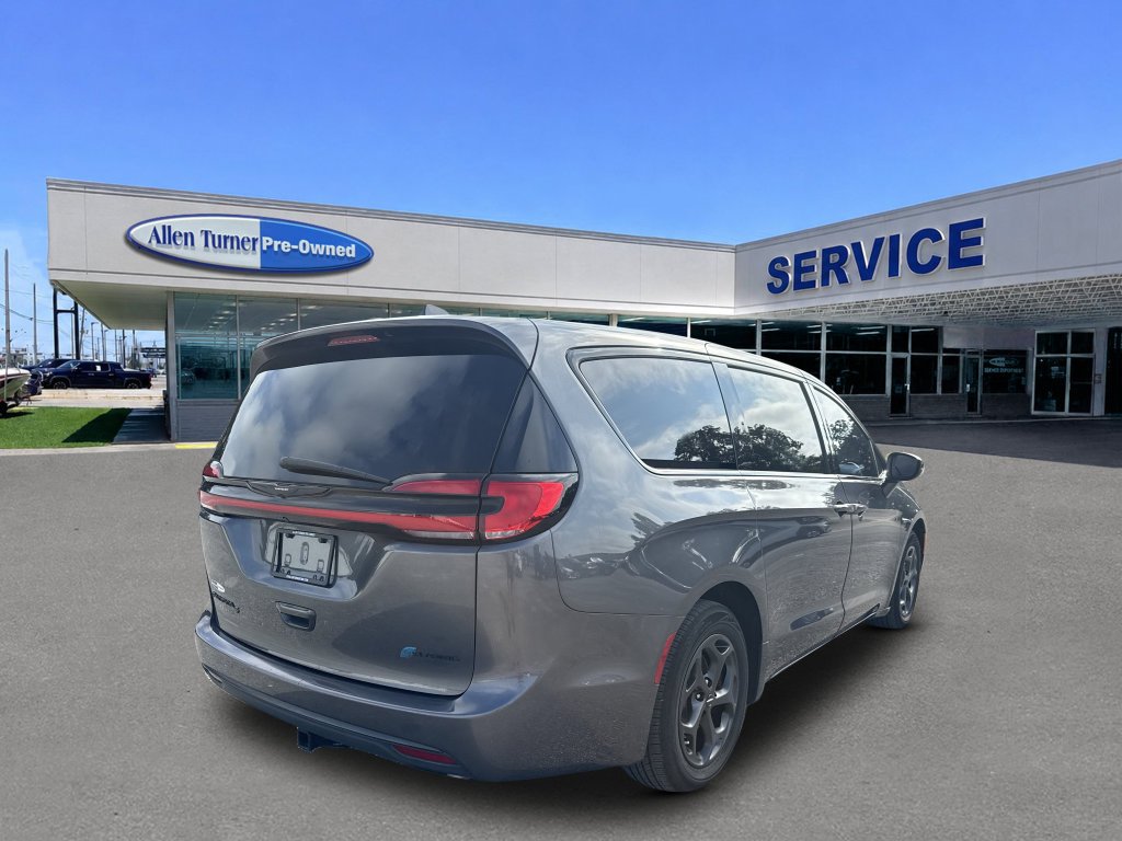 Used 2022 Granite Crystal Metallic Clearcoat Chrysler Touring L image 8