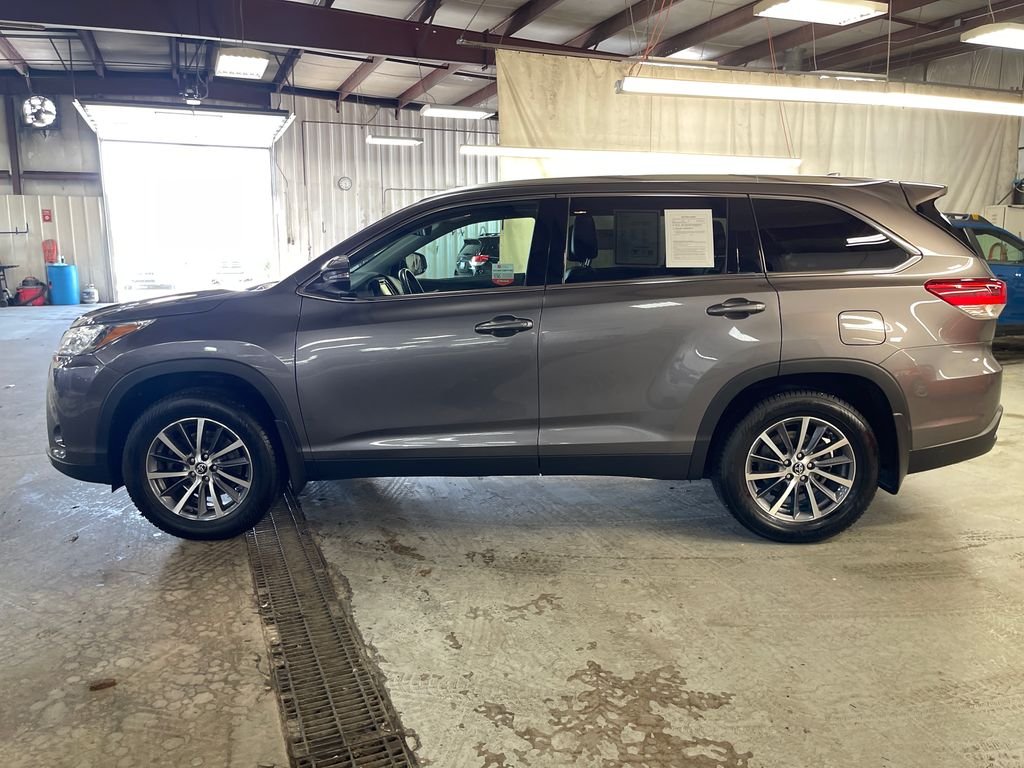 Used 2019 Gray Toyota XLE image 2