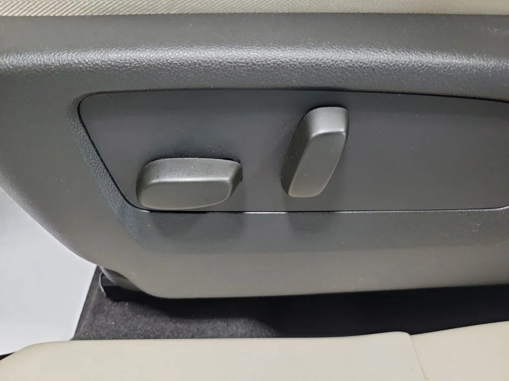 Used 2022 White Buick Essence image 32