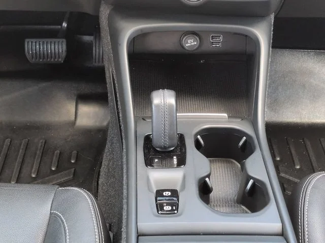 Used 2021 White Volvo Momentum image 19