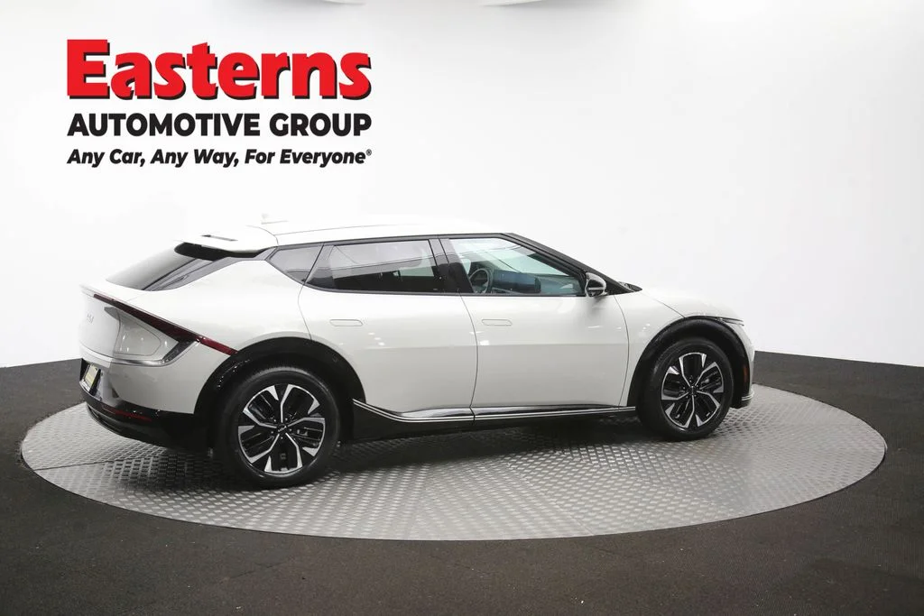 Used 2023 White Kia Wind image 46