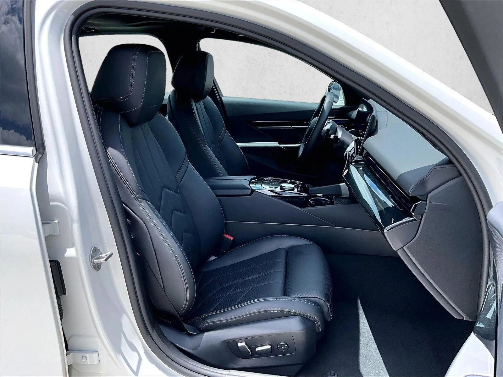 2026 BMW 5 Series 530i - Photo 9