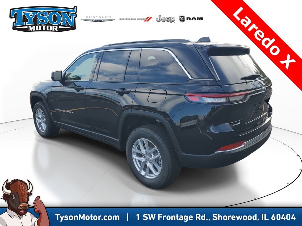 New 2025 Diamond Black Crystal Pearl-Coat Exterior Paint Jeep Laredo X image 3