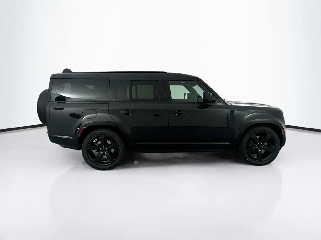 New 2026 Santorini Black Land Rover X-Dynamic SE image 4