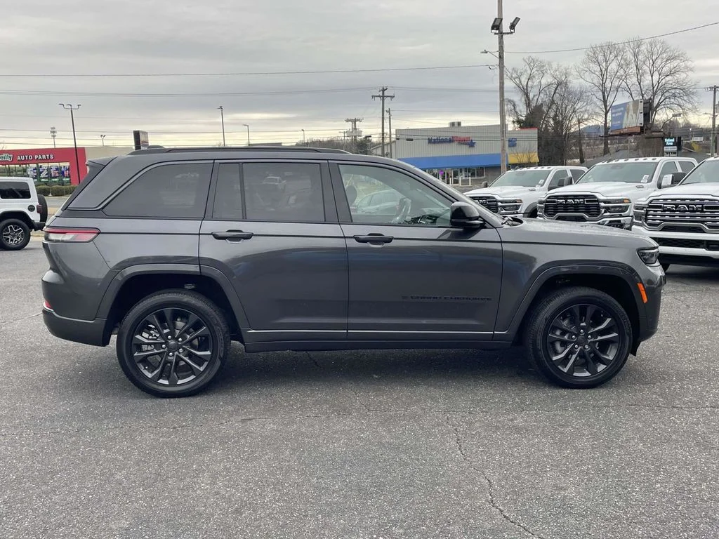 New 2026 Baltic Gray Metallic Clear-Coat Exterior Paint Jeep Limited Reserve image 9