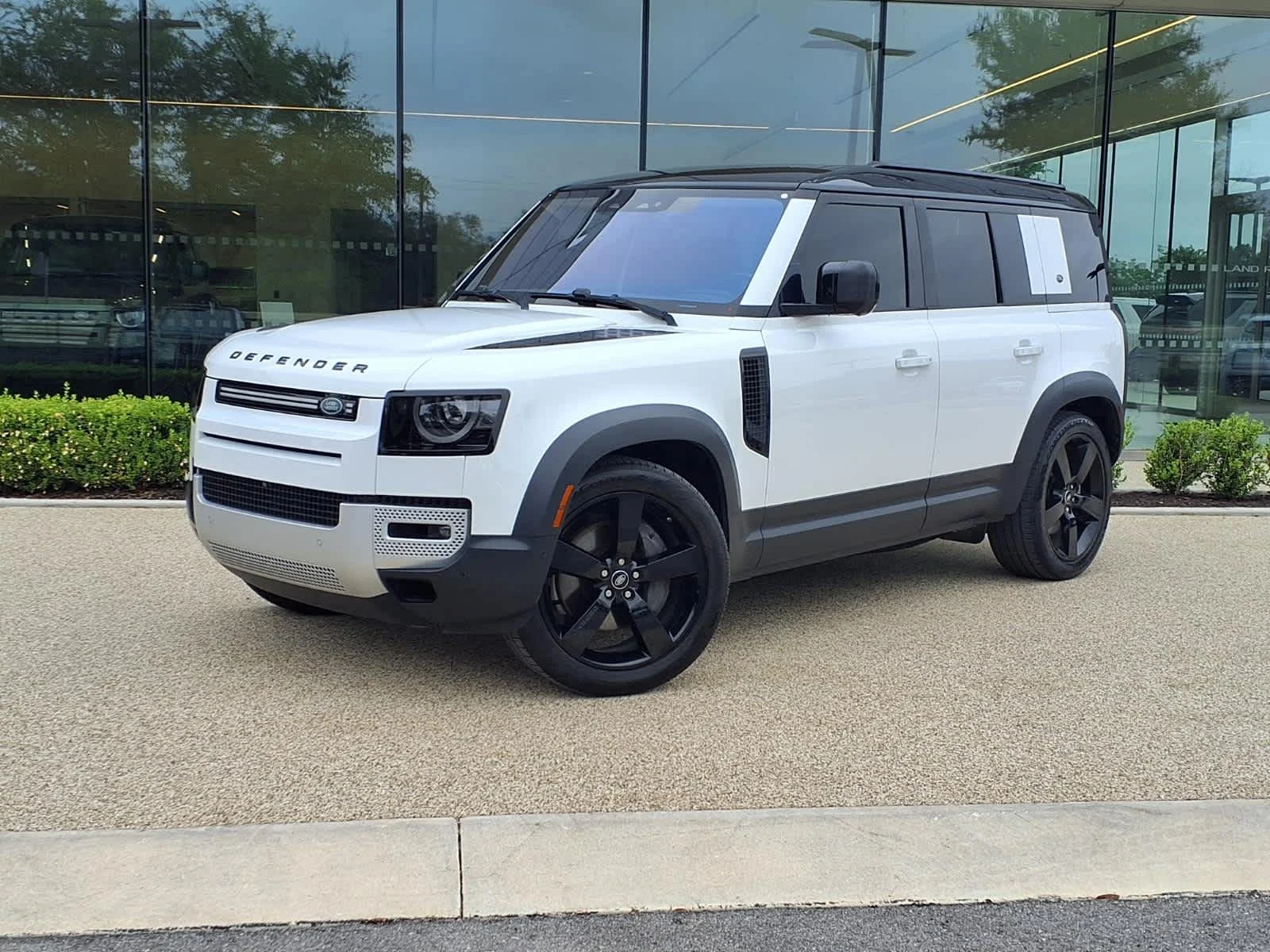 2020 Land Rover Defender HSE's photo