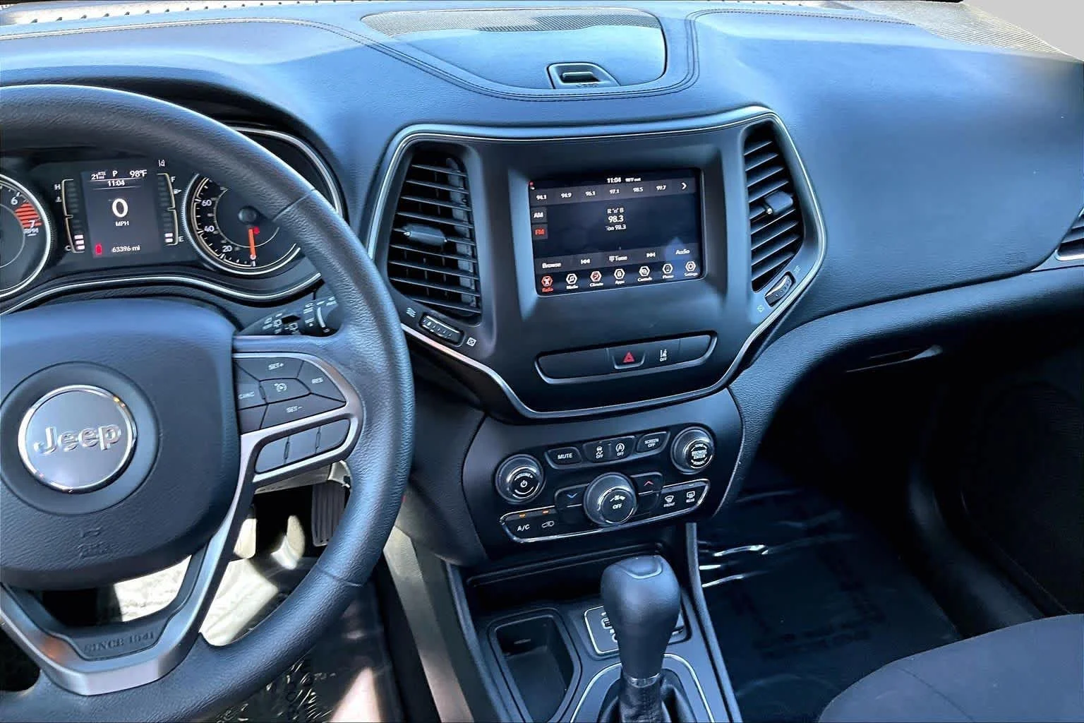 Used 2021 Diamond Black Crystal Pearlcoat Jeep Latitude image 7