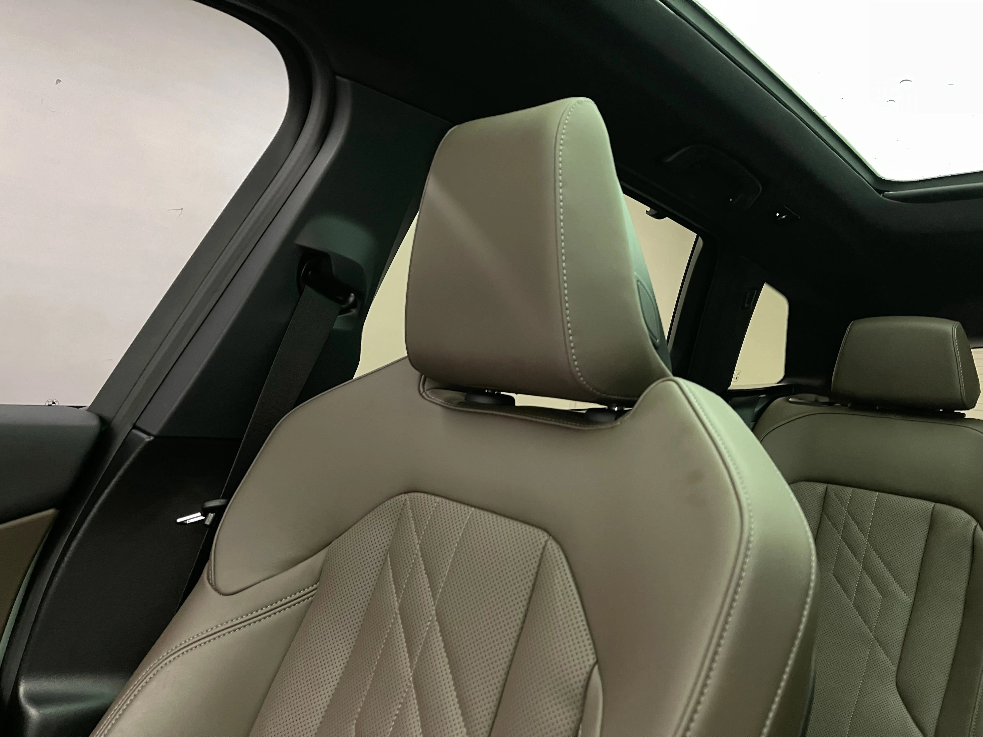 Used 2025 Alpine White BMW M50 xDrive image 43