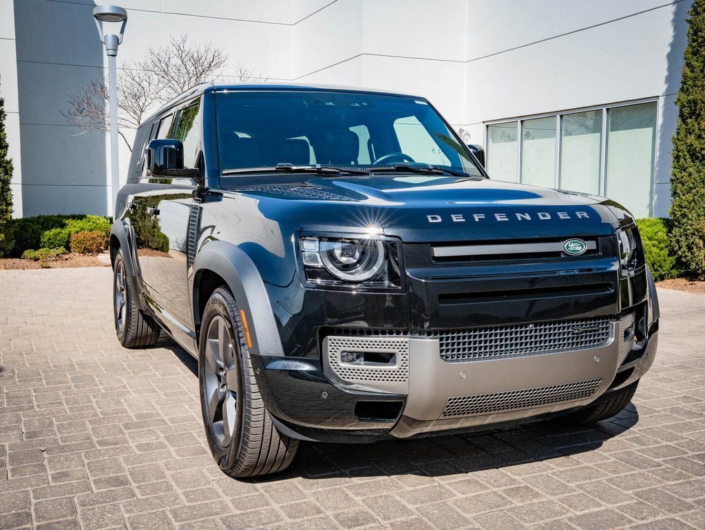 Used 2023 Black Land Rover X-Dynamic SE image 12
