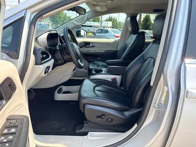 Used 2024 Silver Mist Clearcoat Chrysler Touring L image 15
