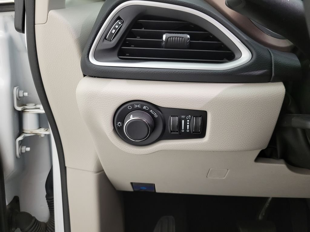 Used 2024 White Chrysler LX image 28