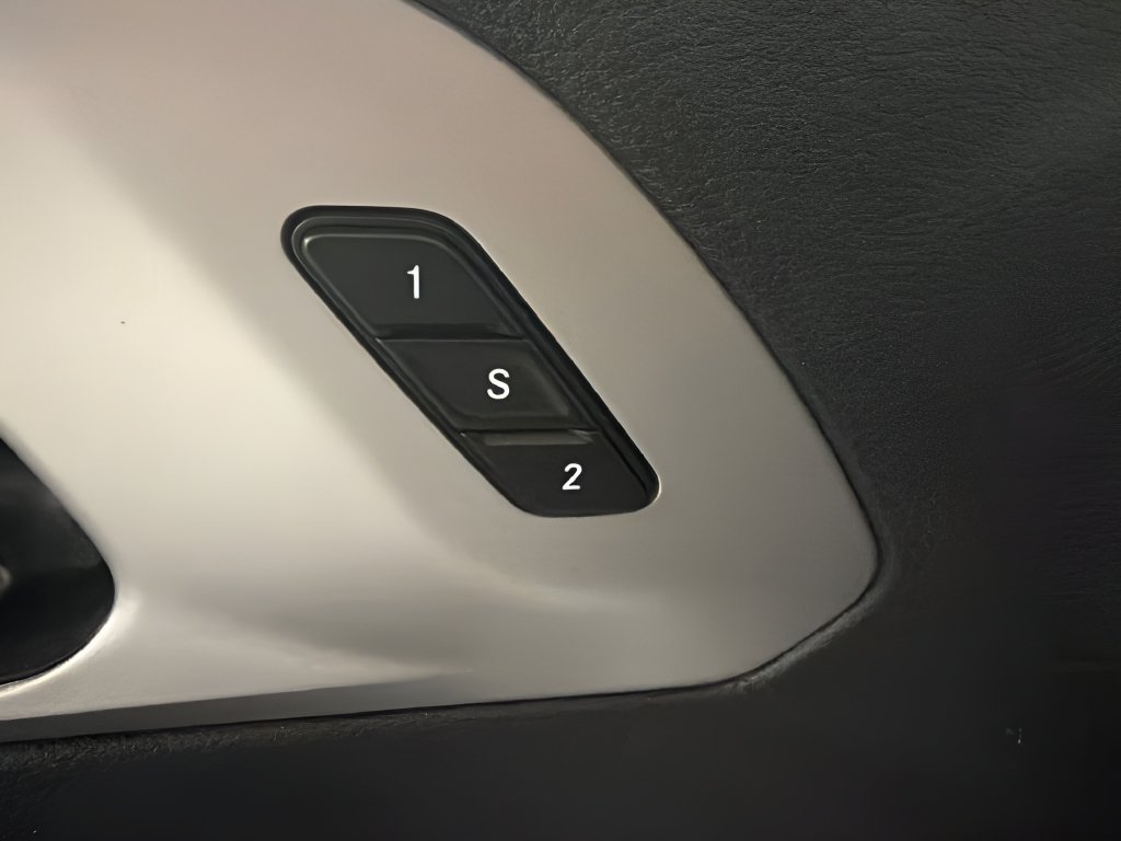 Used 2025  Chrysler Limited image 15