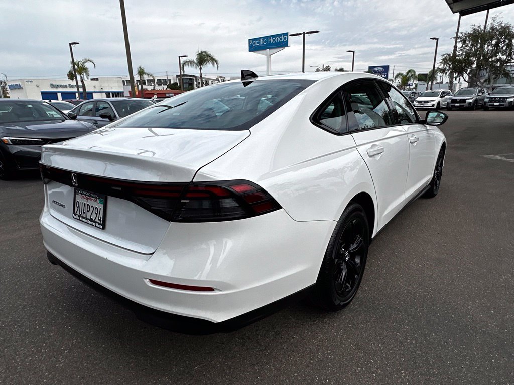 Used 2025 Platinum White Pearl Honda SE image 8
