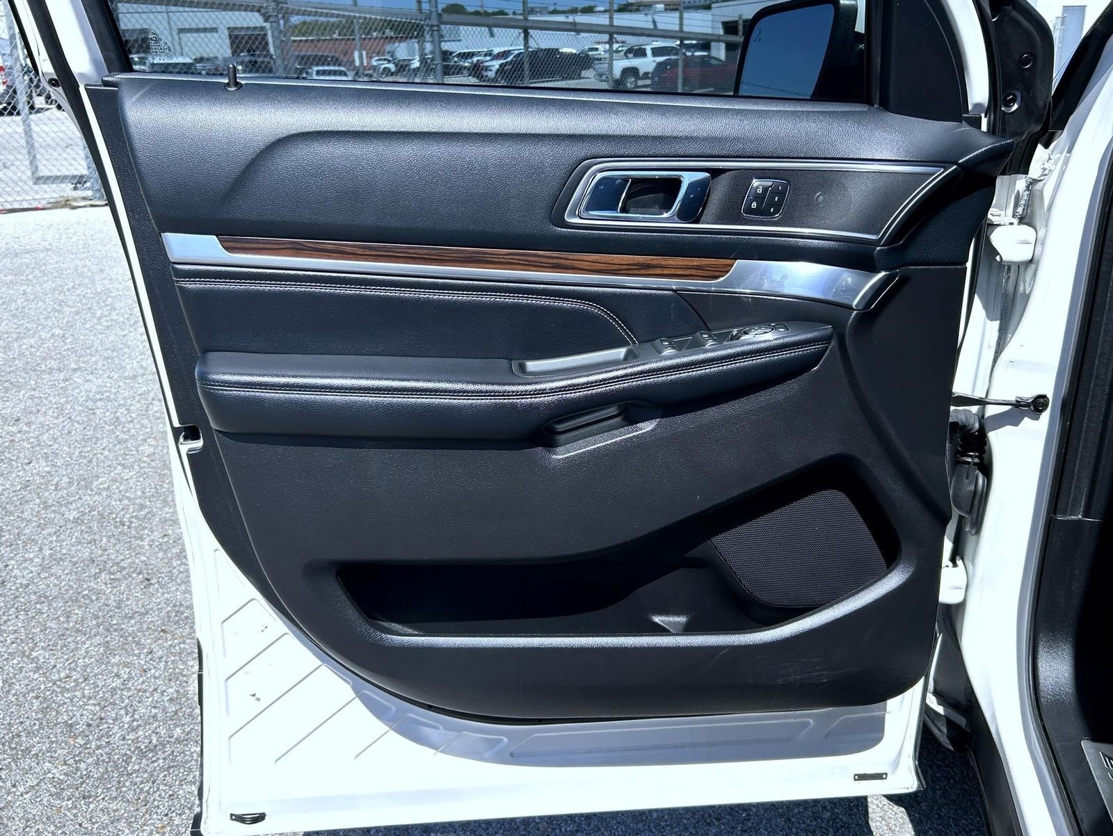 Used 2016 White Ford Limited image 9