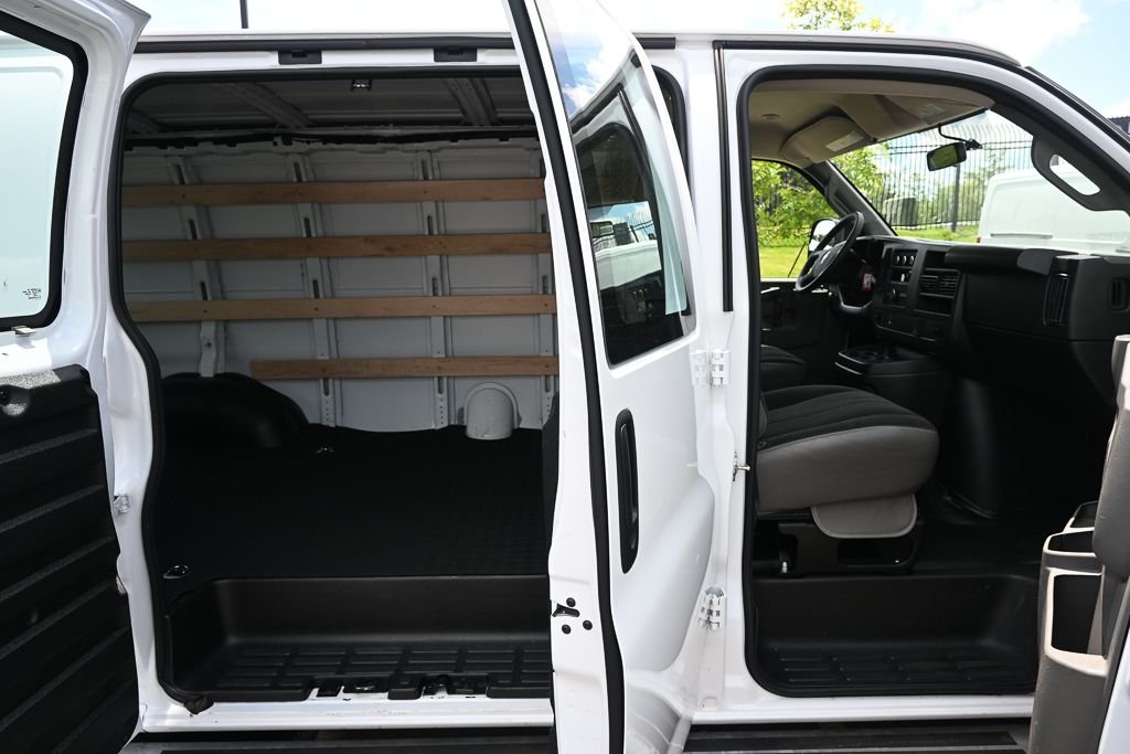 Used 2025 White Chevrolet Work Van image 20