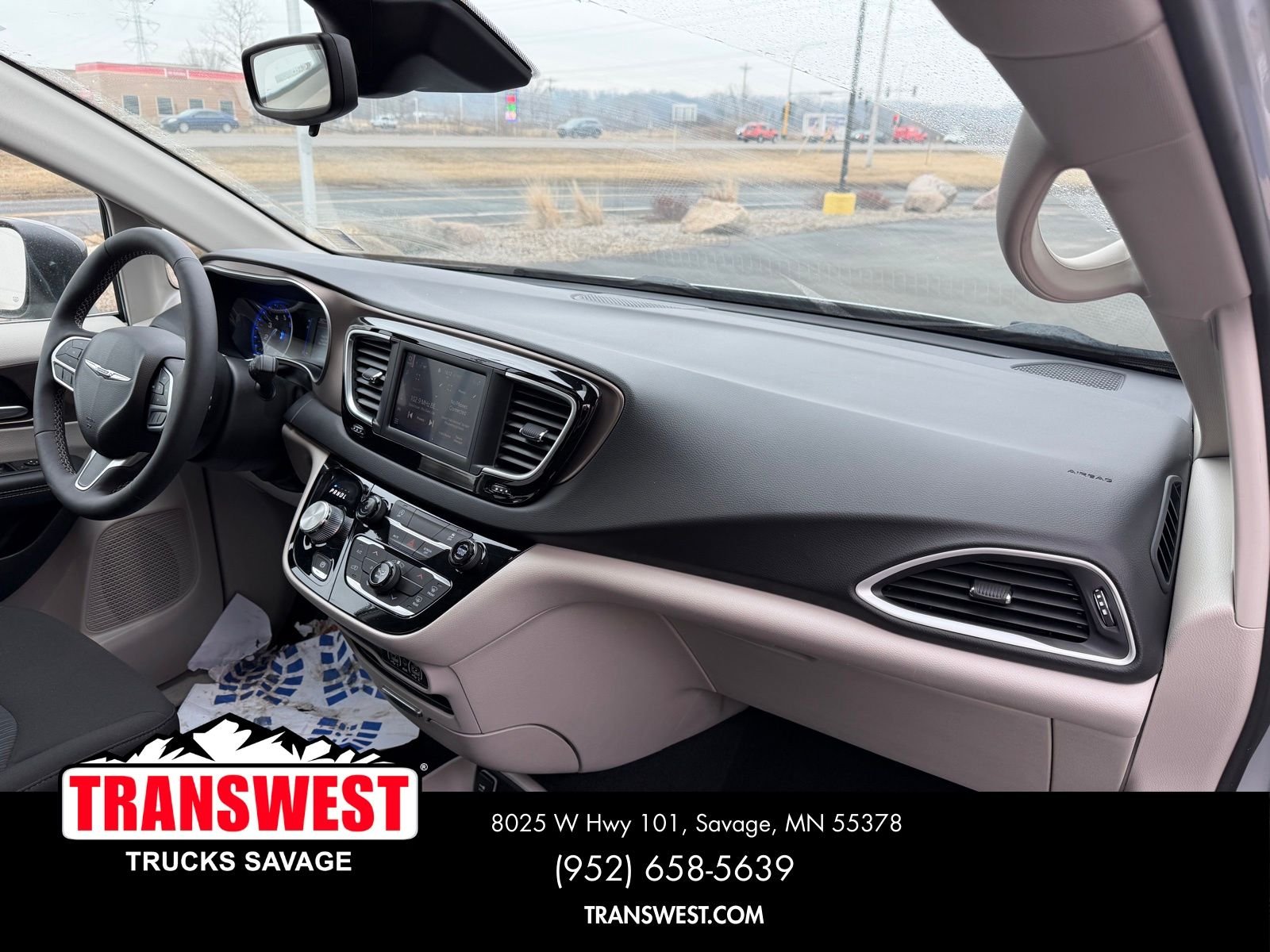 Used 2024 Silver Chrysler LX image 22