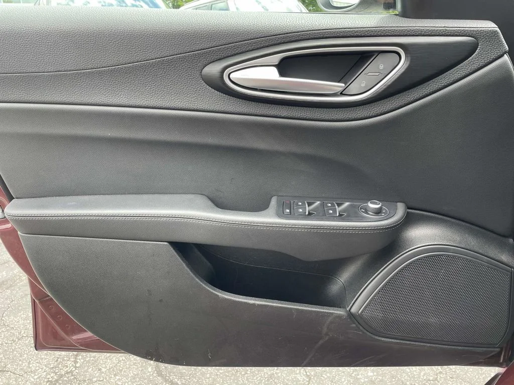Used 2017 Red Metallic Alfa Romeo Base image 31