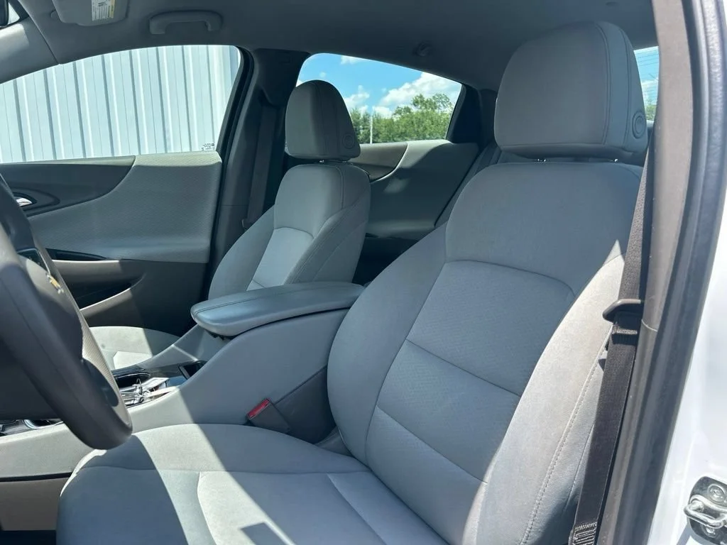 Used 2024 Summit White Chevrolet 1LT image 9