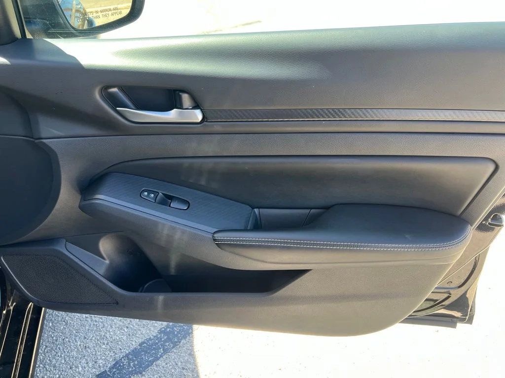 Used 2025 Black Nissan 2.5 SV image 28