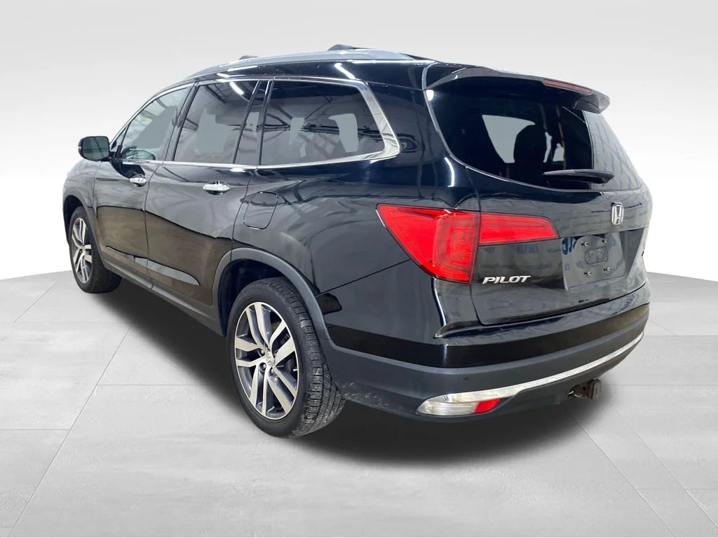 Used 2017  Honda Touring image 2