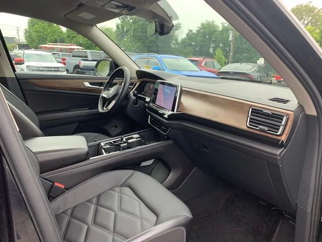 Used 2025  Volkswagen 2.0T SE w/Technology image 16