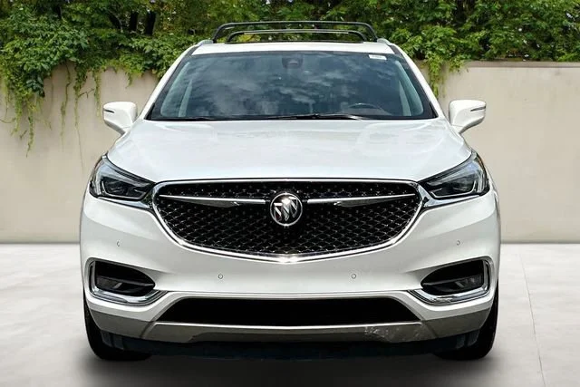Used 2018 White Frost Tricoat Buick Avenir image 2