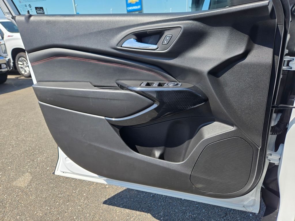Used 2025 White Chevrolet 2RS image 13