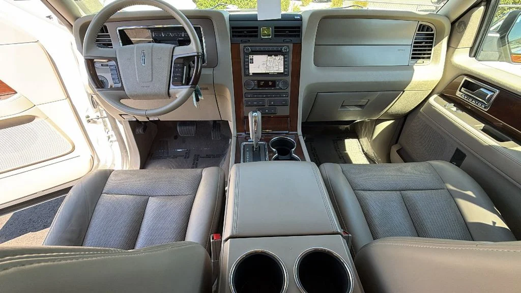 Used 2014 White Platinum Clearcoat Metallic Lincoln Base image 26