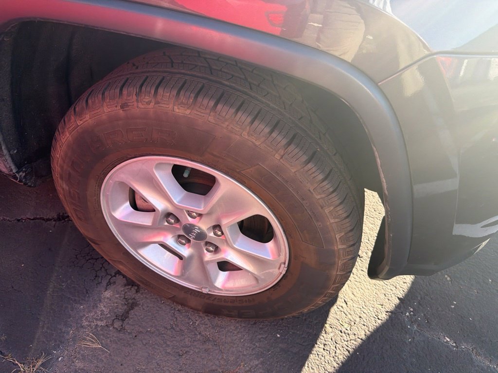 Used 2017 Gray Jeep Laredo image 3