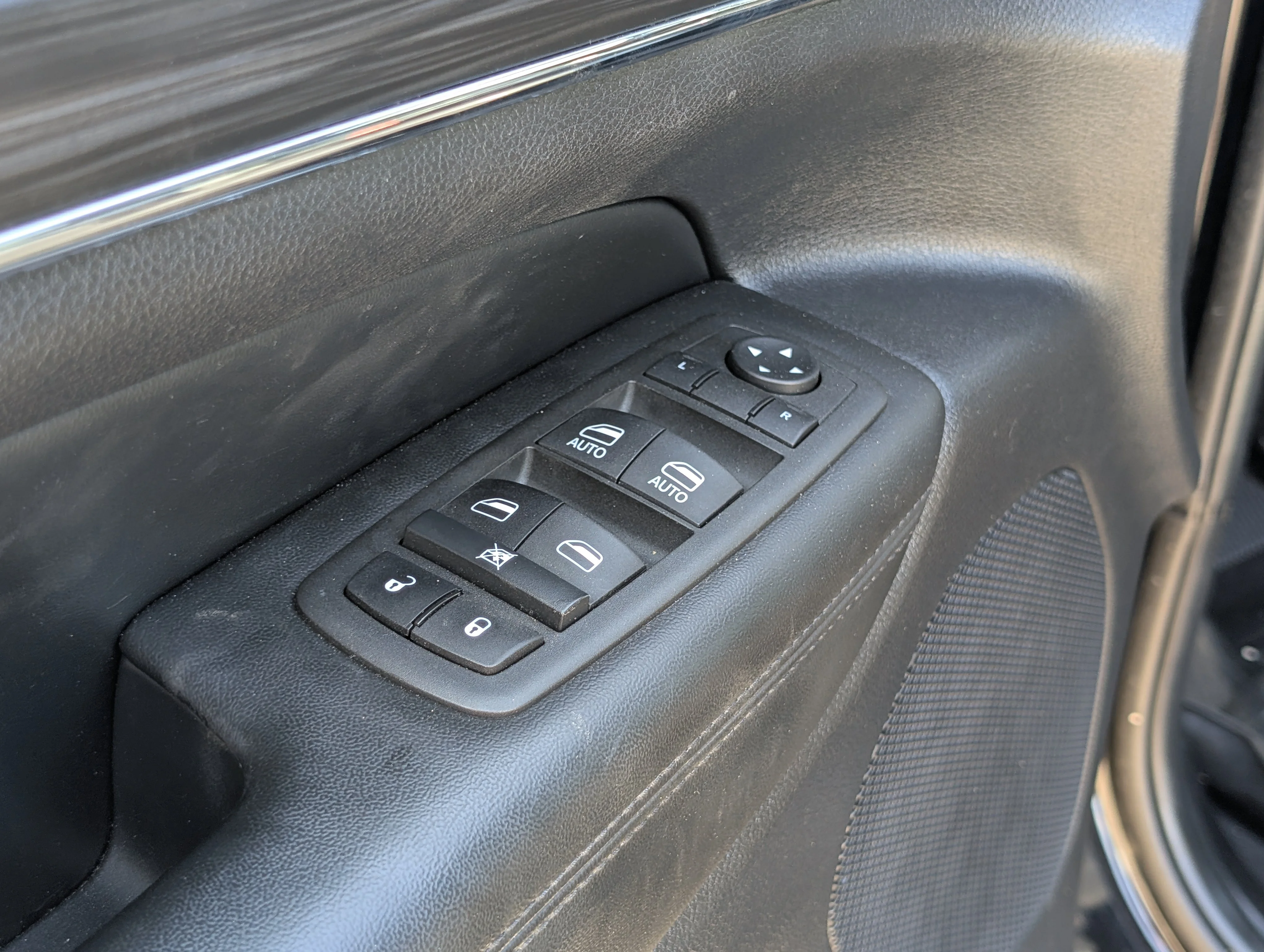 Used 2022 Diamond Black Crystal Pearlcoat Jeep Limited image 17