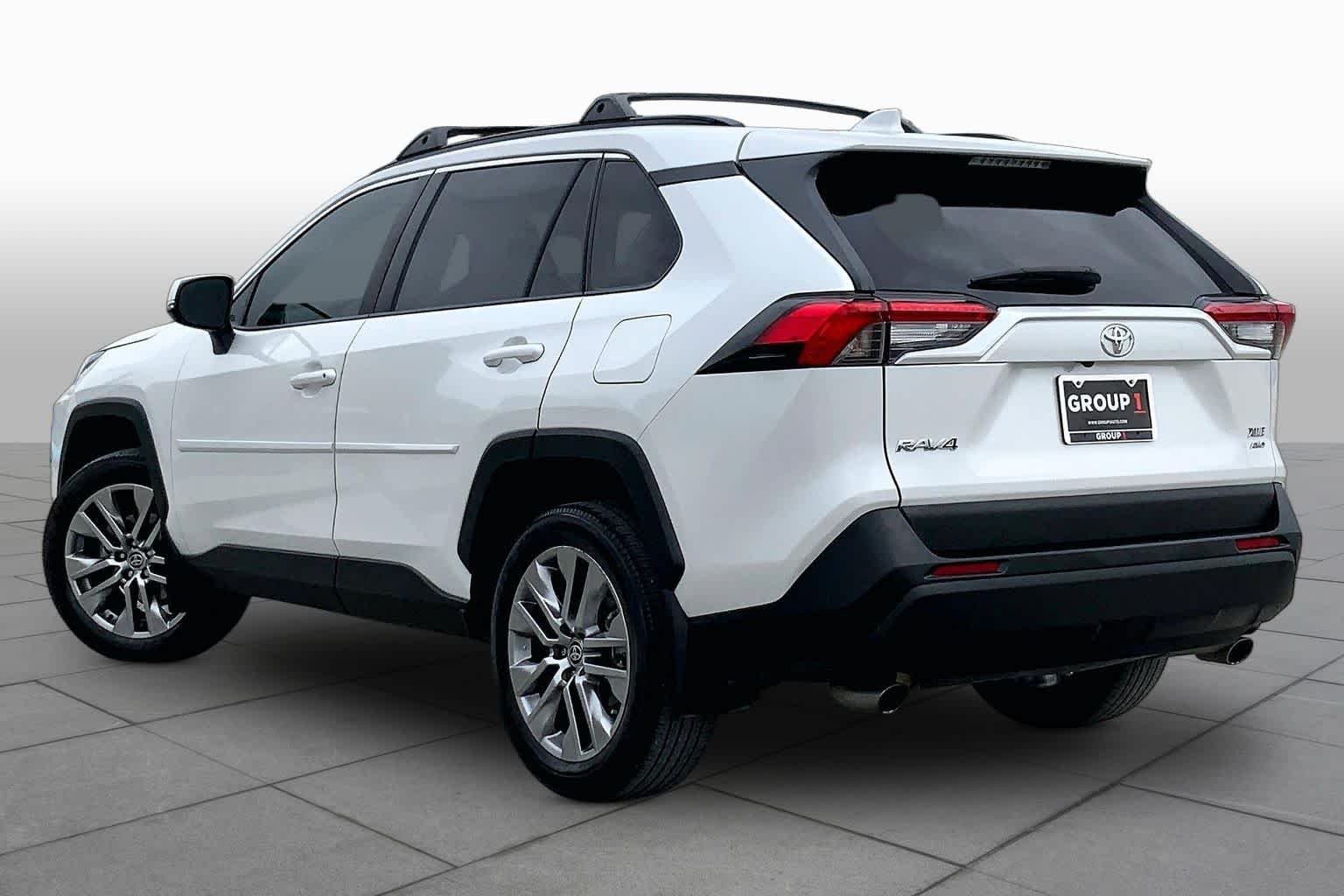 Used 2023 Wind Chill Pearl Toyota XLE Premium image 12