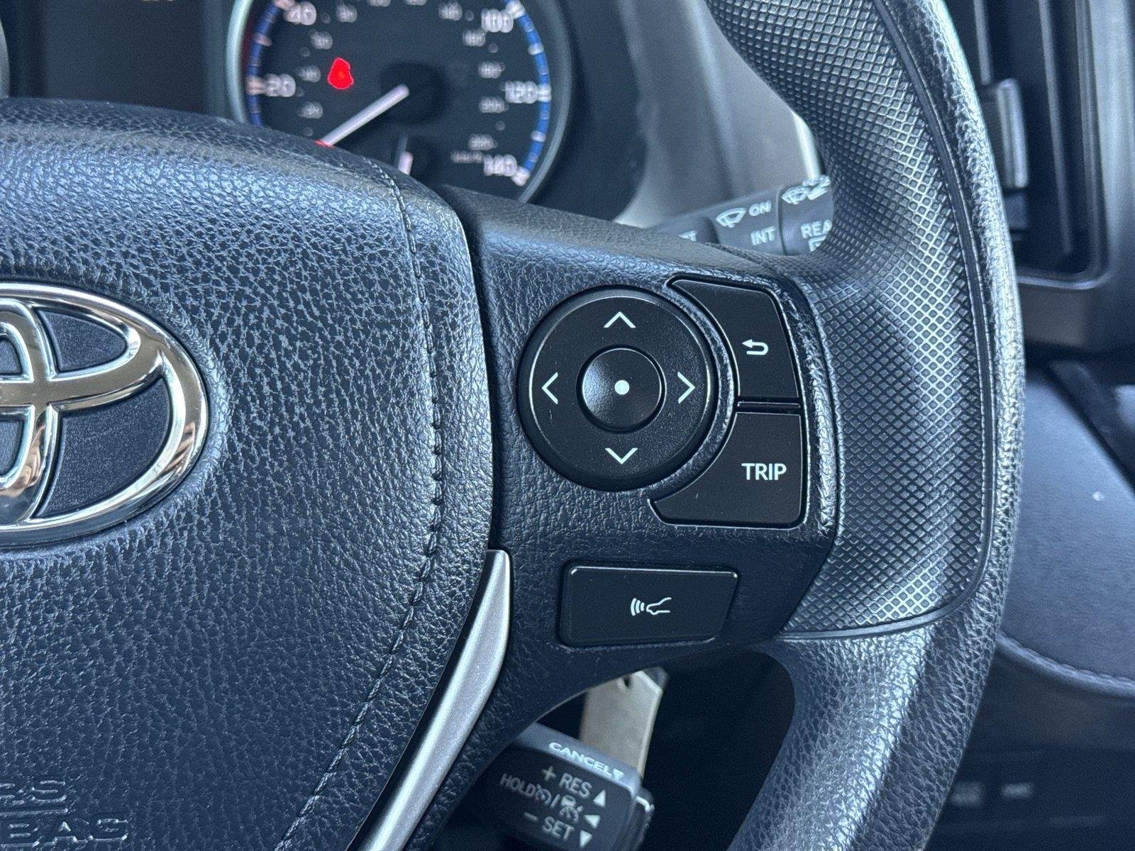 2017 Toyota RAV4 LE - Photo 18