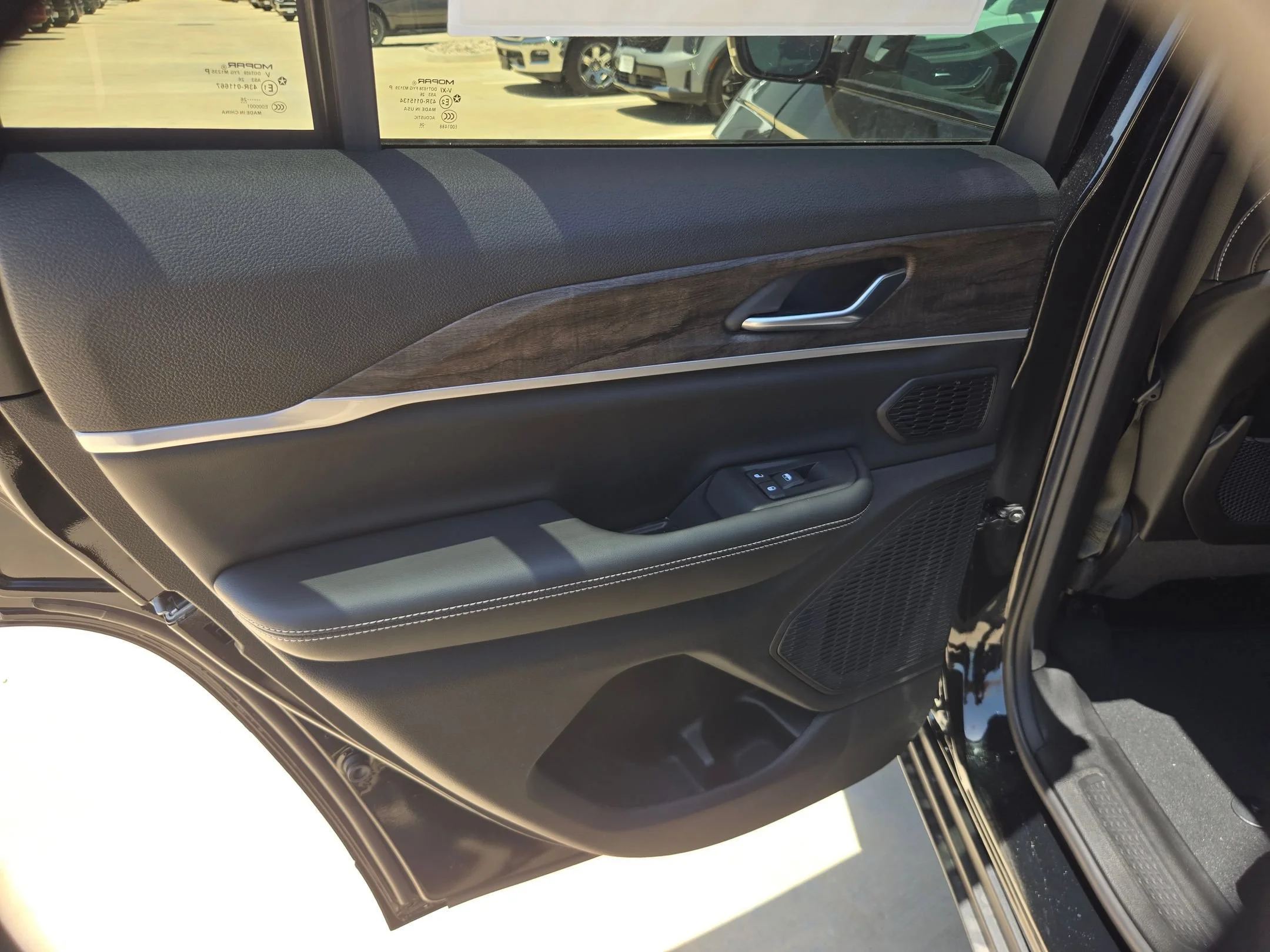 New 2026 Diamond Black Crystal Pearlcoat Jeep Limited image 14