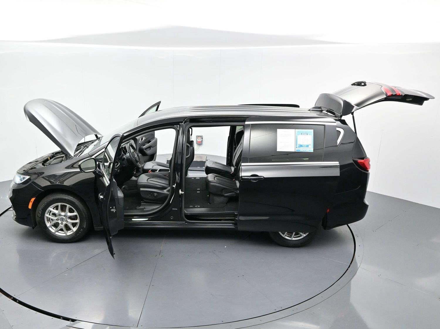 Used 2025 Diamond Black Crystal Pearlcoat Chrysler Select image 44