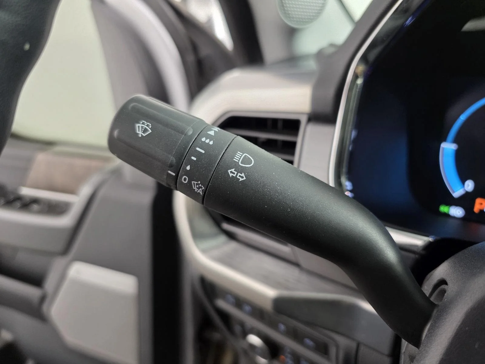 Used 2022  Ford LARIAT image 30