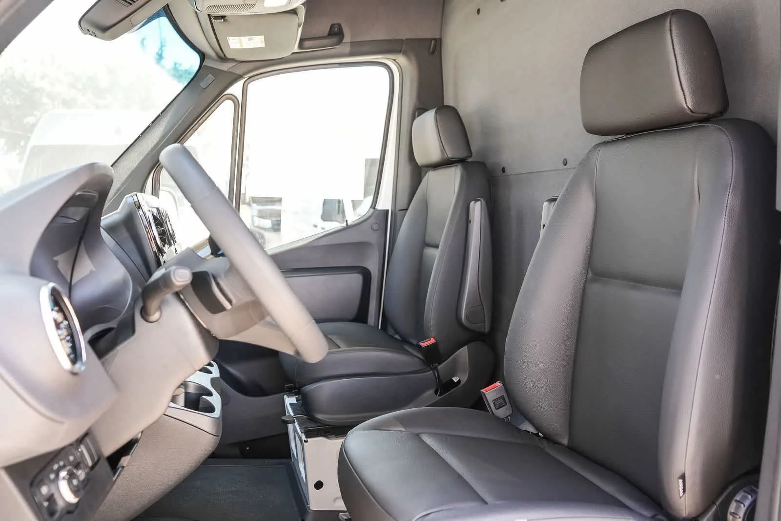 New 2025 Arctic+White Mercedes-Benz Cargo 170WB High Roof 113kW Battery RWD HO Motor image 17