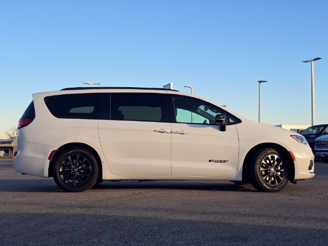 Certified Used 2025 Bright White Clearcoat Chrysler Select image 27