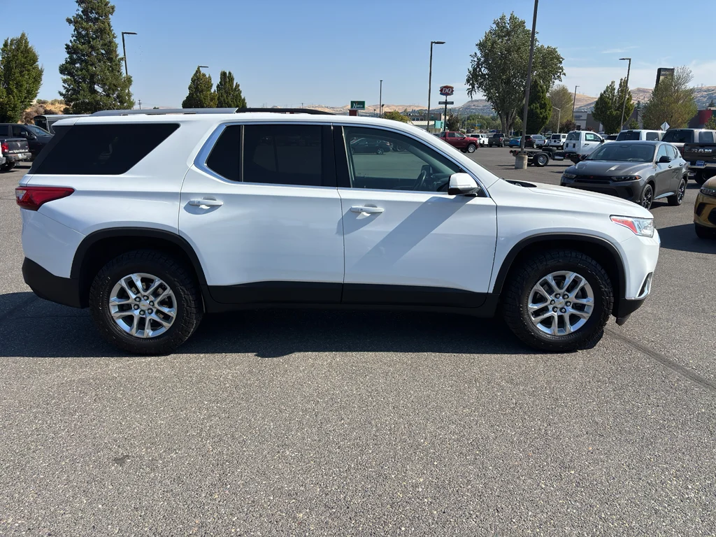 Used 2018 Summit White Chevrolet LT Cloth image 5