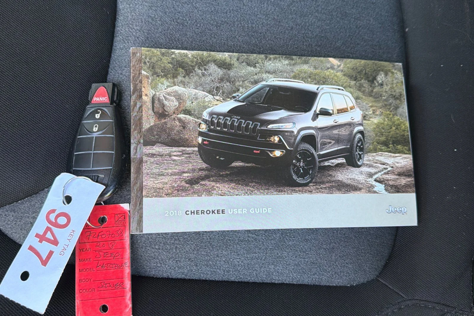 Used 2018 Silver Jeep Latitude image 11