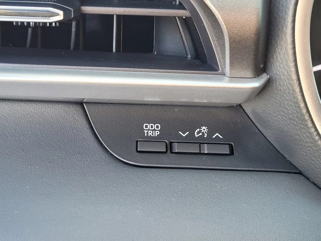 Used 2023  Toyota L image 30