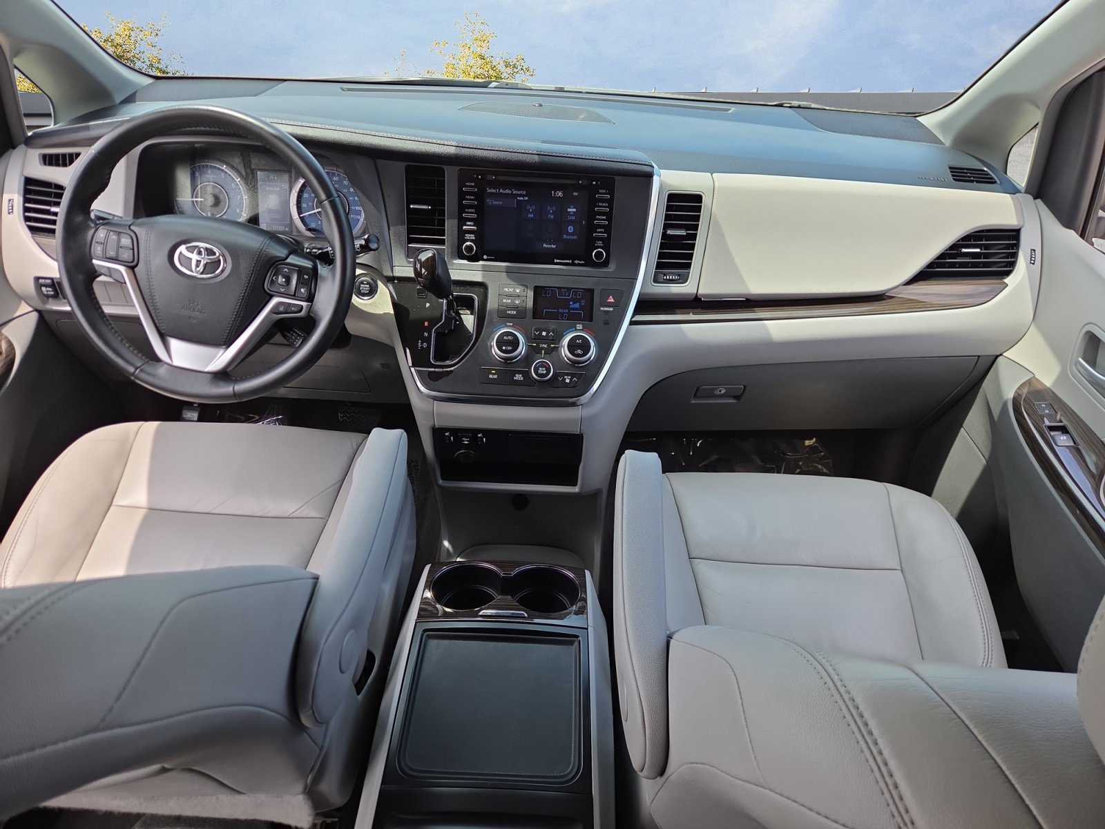2018 Toyota Sienna XLE - Photo 11