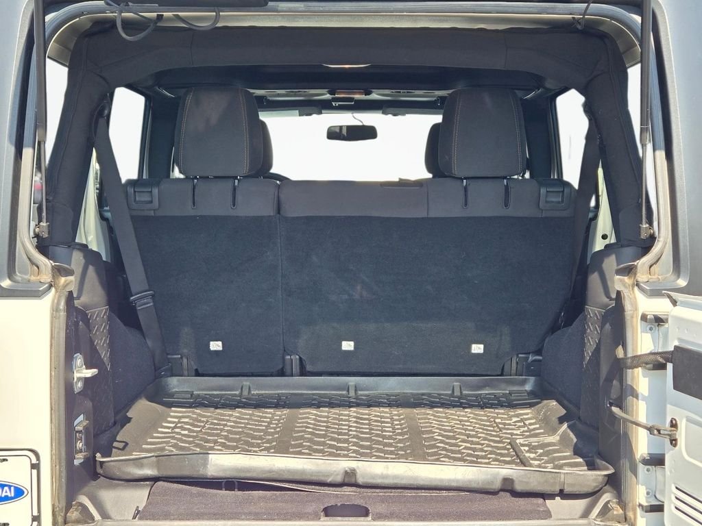 Used 2016 White Jeep Sahara image 9